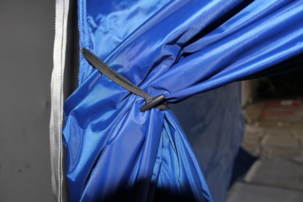 Sinisen pop up teltan lähikuva
