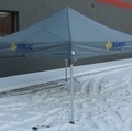 Harmaa pop up teltta, logo katon reunoissa