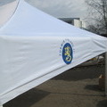 Valkoinen pop up teltta mitoilla 3x3, jolla on termopainnolla tehty logo. 4 seinää on mukana, mutta kuvalla ei ole käytössä. Nopeasti kasattava ja pystytettävä teltta.