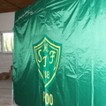 Termopaino logo teltan seinällä.
