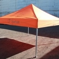 Pop up teltta, jolla on logo painatettu yhdelle reunalle
