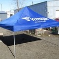 3x3m sininen pop up teltta valkoisella termopaino logolla teltan katolla
