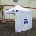 Valkoinen pop up teltta mitoilla 3x3, jolla on termopainolla tehty logot katon reunoille ja seinille. Pakettiin kuuluu myös 4 seinää. Nopeasti kasattava ja pystytettävä teltta.