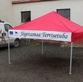 3x3m punane pop up telk, mille katuse äärele on kinnitatud takjapaelaga PVC banner