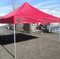 3x3m punainen pop up teltta, jonka katon liepeelle on tehty termopaino menetelmällä logot