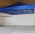 3x3 pikateltta, jolla näkyy hienosti teltan katon rakenne. Teltan kanssa tulle 4 seinää, jotka ovat vetoketjuilla yhdistettäviä.