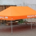 Oranssi pop up teltta 3x6, painatus katon reunoilla